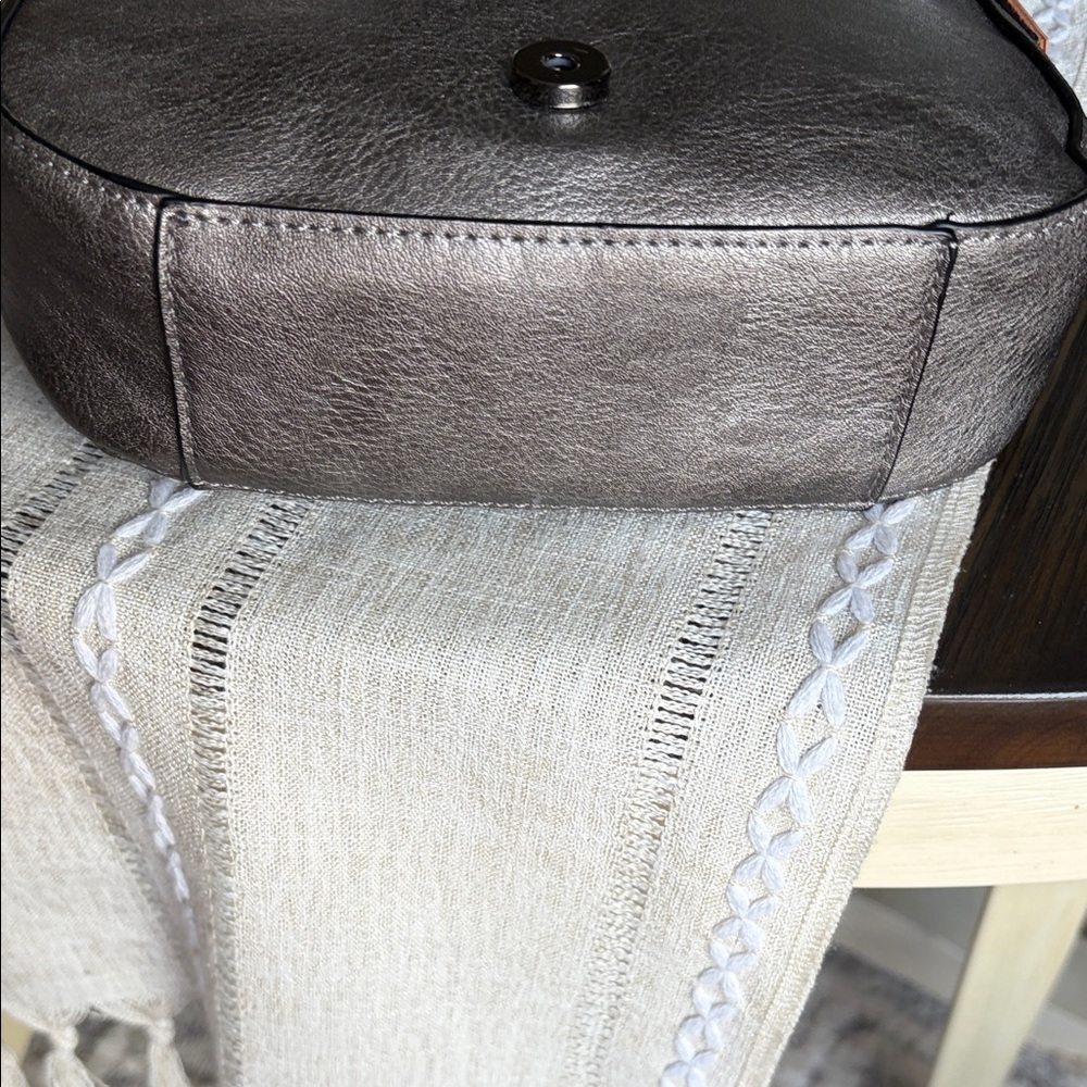 NWOT HAYDEN HARNETT Alissa Crossbody Bag silver metallic - Picture 6 of 10